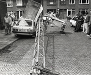 404428 Afbeelding van een op een geparkeerde auto gevallen bouwlift in de Maria van Reedestraat te Utrecht.